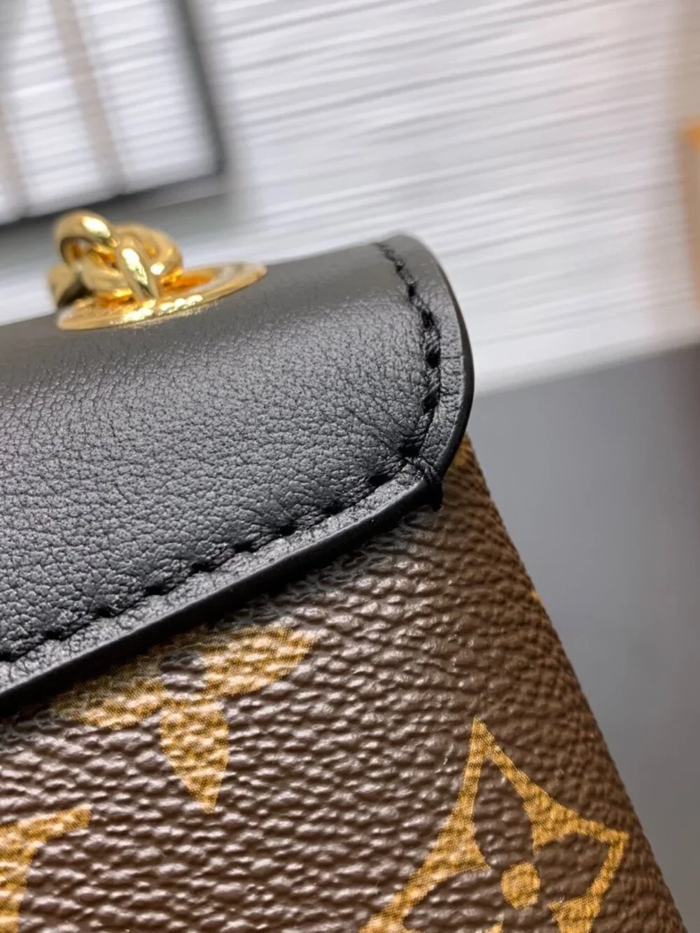Louis Vuitton. dimensions 29